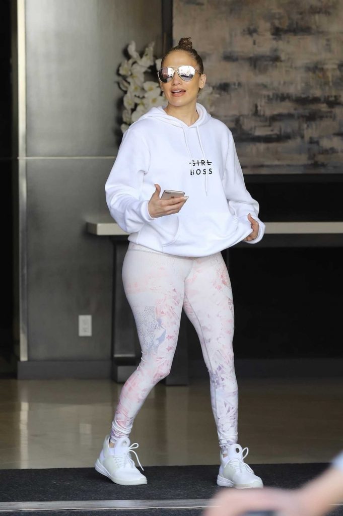 Jennifer Lopez Leaves an Office Building in Beverly Hills-1