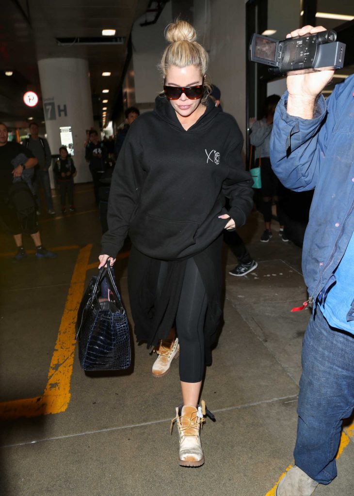 Khloe Kardashian Was Spotted at LAX Airport in Los Angeles-2