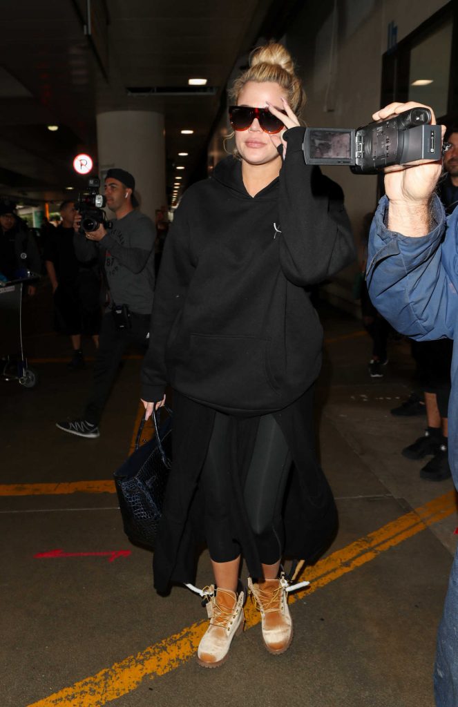 Khloe Kardashian Was Spotted at LAX Airport in Los Angeles-3