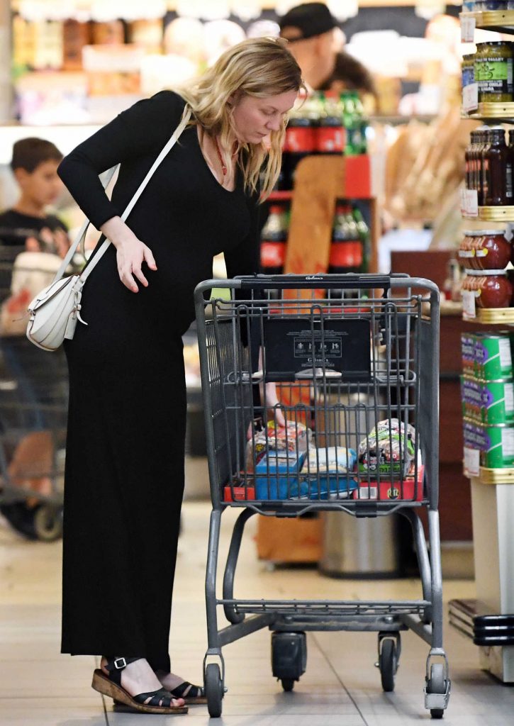 Kirsten Dunst Shops for Groceries with Jesse Plemons in LA-2