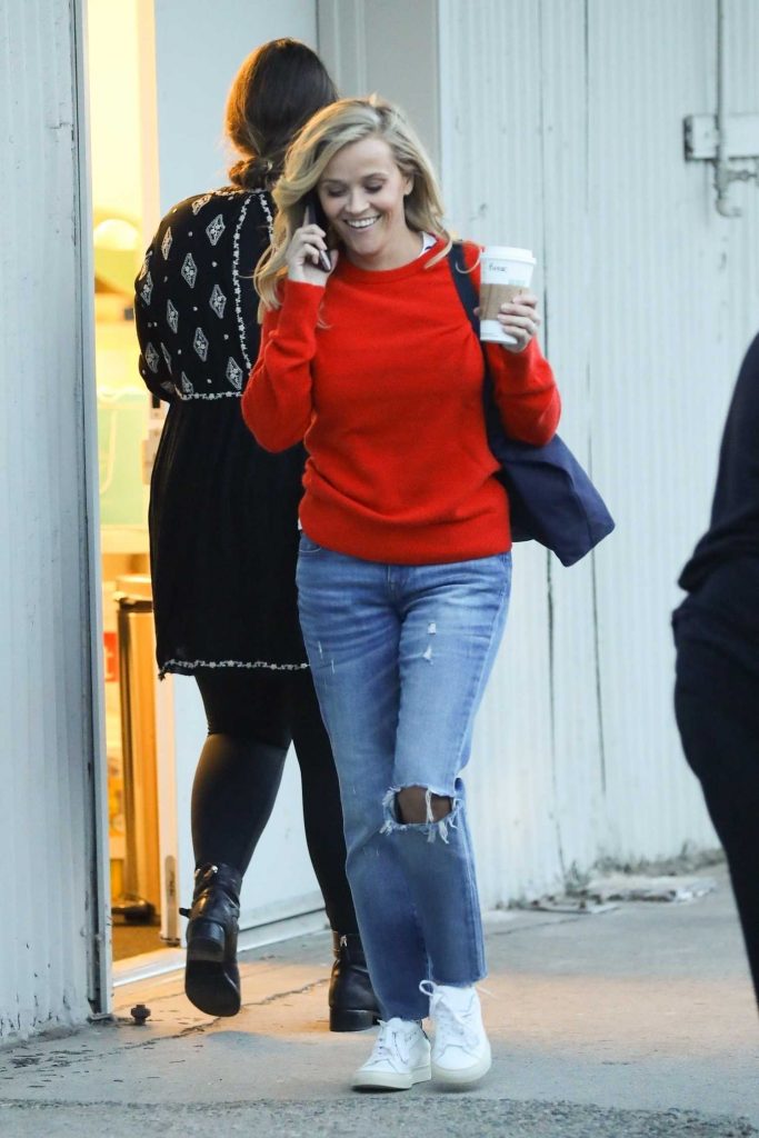 Reese Witherspoon Chats on Her Phone Out in Los Angeles-2