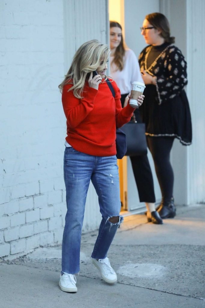 Reese Witherspoon Chats on Her Phone Out in Los Angeles-3