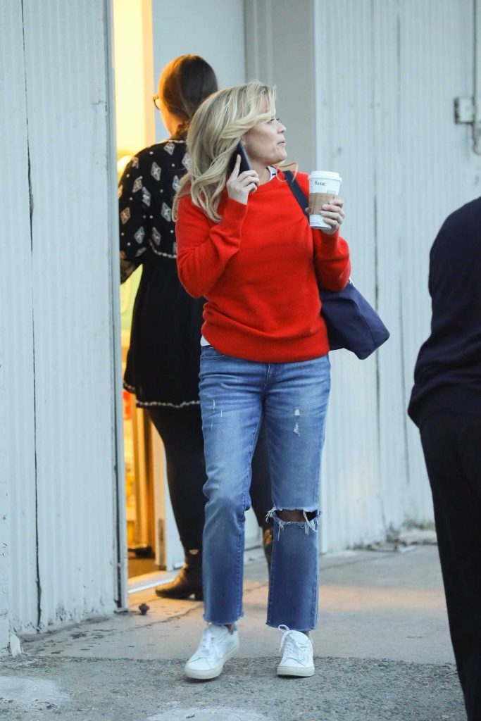 Reese Witherspoon Chats on Her Phone Out in Los Angeles-4