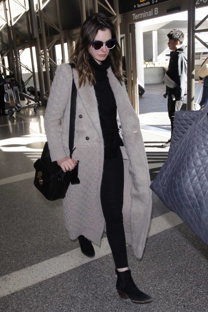 Anne Hathaway Was Seen at LAX Airport in Los Angeles-2