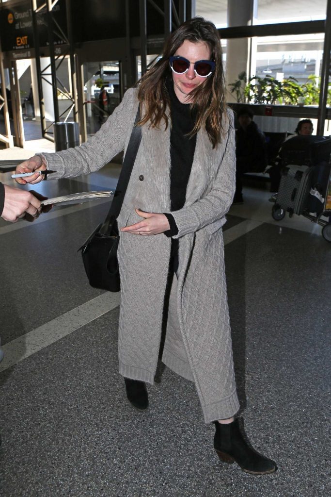 Anne Hathaway Was Seen at LAX Airport in Los Angeles-4