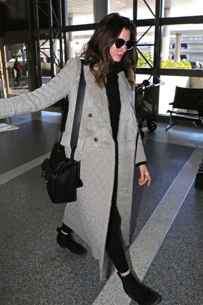 Anne Hathaway Was Seen at LAX Airport in Los Angeles-5