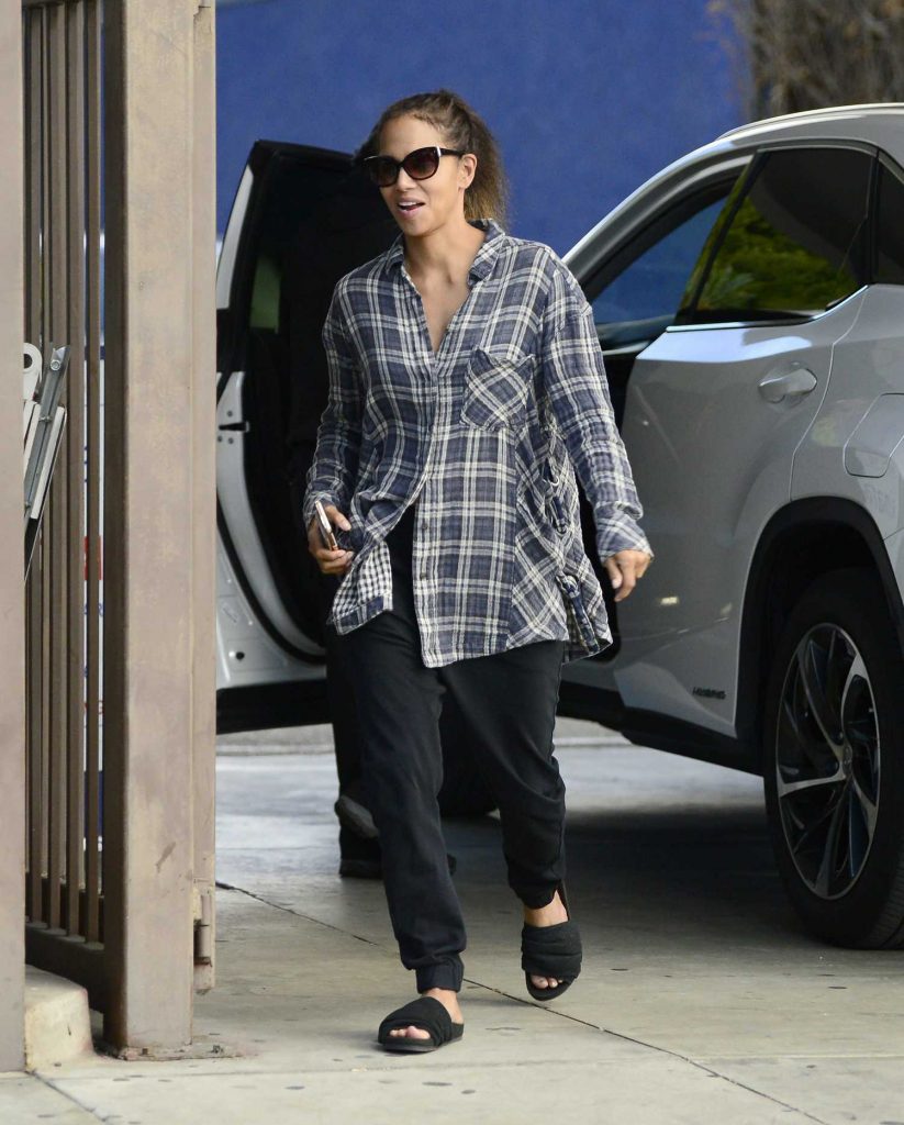 Halle Berry Arrives at the Spa in Los Angeles-1