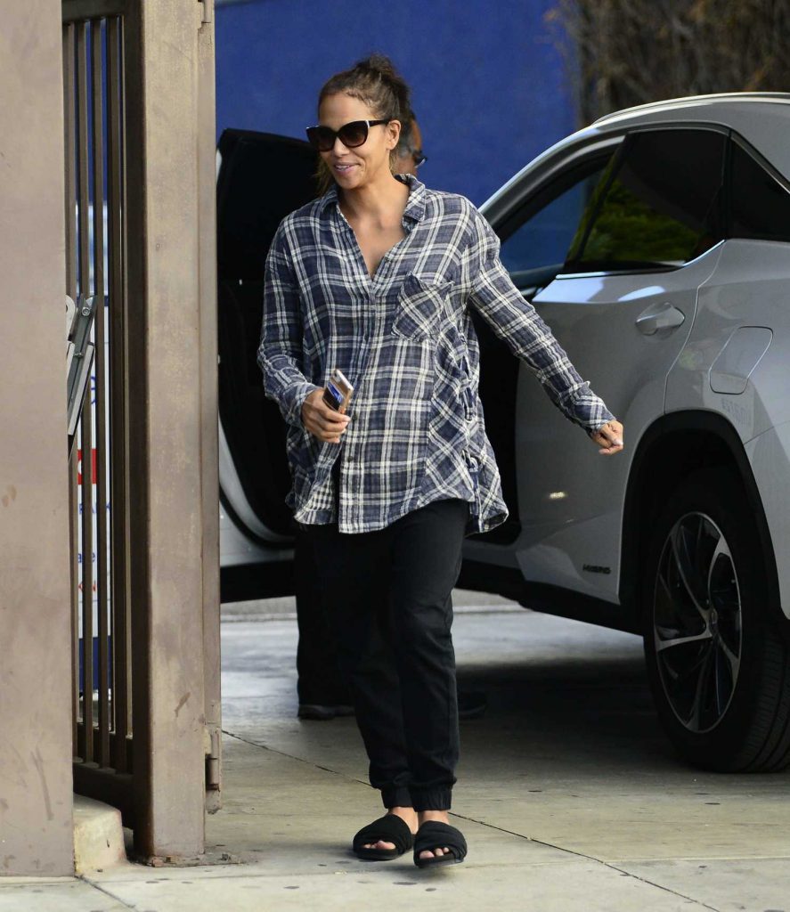 Halle Berry Arrives at the Spa in Los Angeles-2