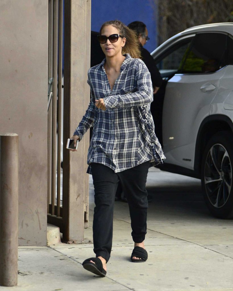 Halle Berry Arrives at the Spa in Los Angeles-3