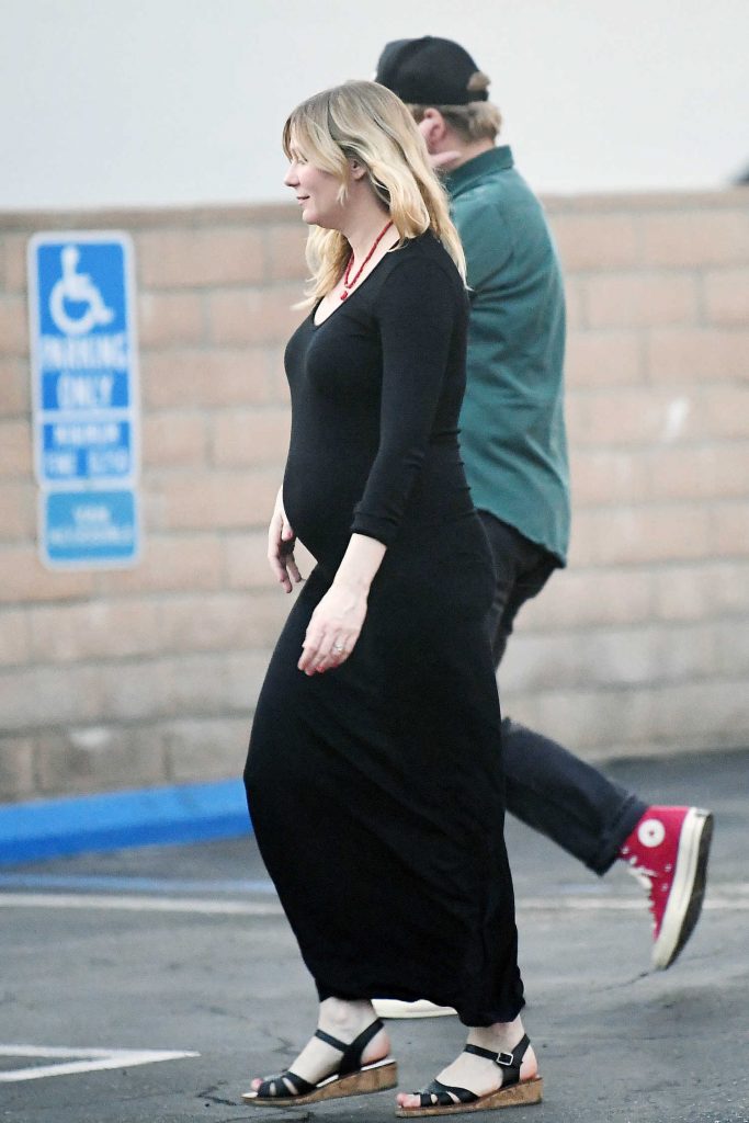 Kirsten Dunst Leaves the Dry Cleaners with Her Fiance Jesse Plemons in LA-3