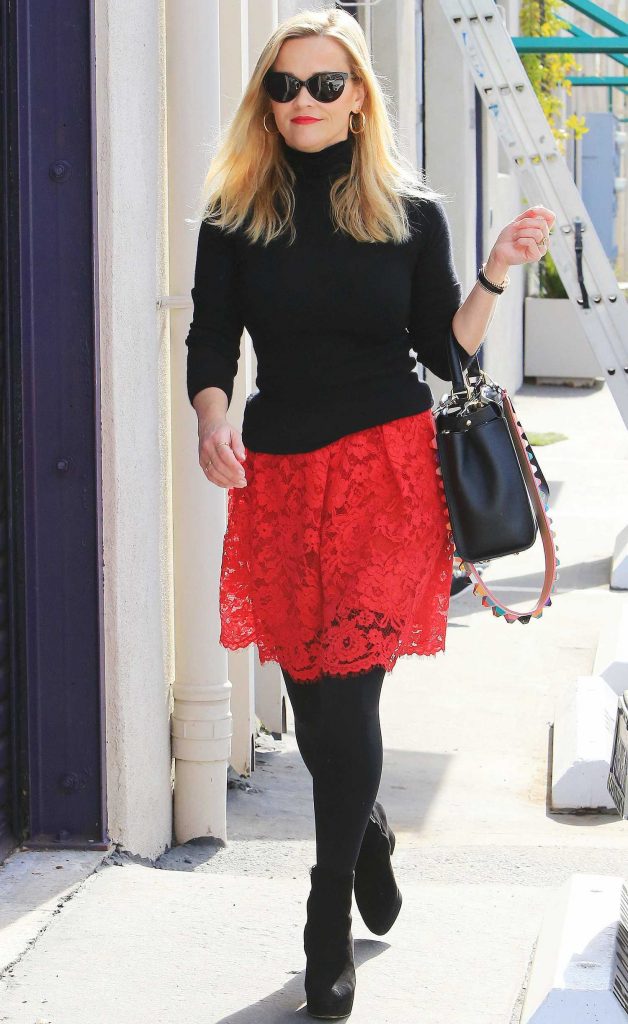 Reese Witherspoon Goes Shopping Out in Los Angeles-2