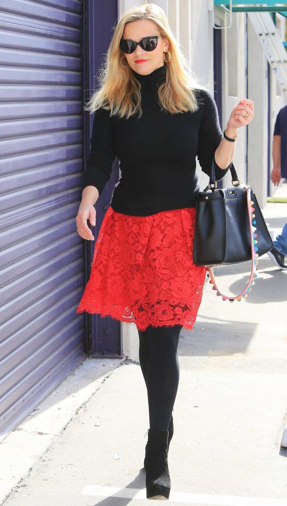 Reese Witherspoon Goes Shopping Out in Los Angeles-3