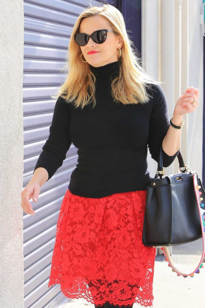 Reese Witherspoon Goes Shopping Out in Los Angeles-4