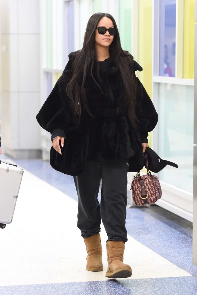 Rihanna Arrives at JFK Airport in NYC-1