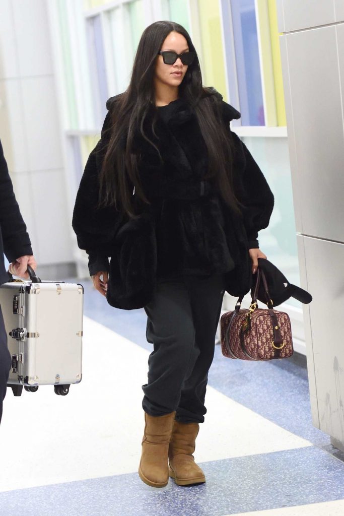 Rihanna Arrives at JFK Airport in NYC-2