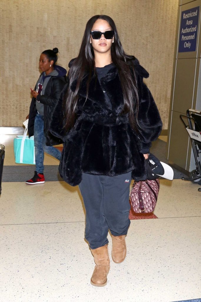 Rihanna Arrives at JFK Airport in NYC-3