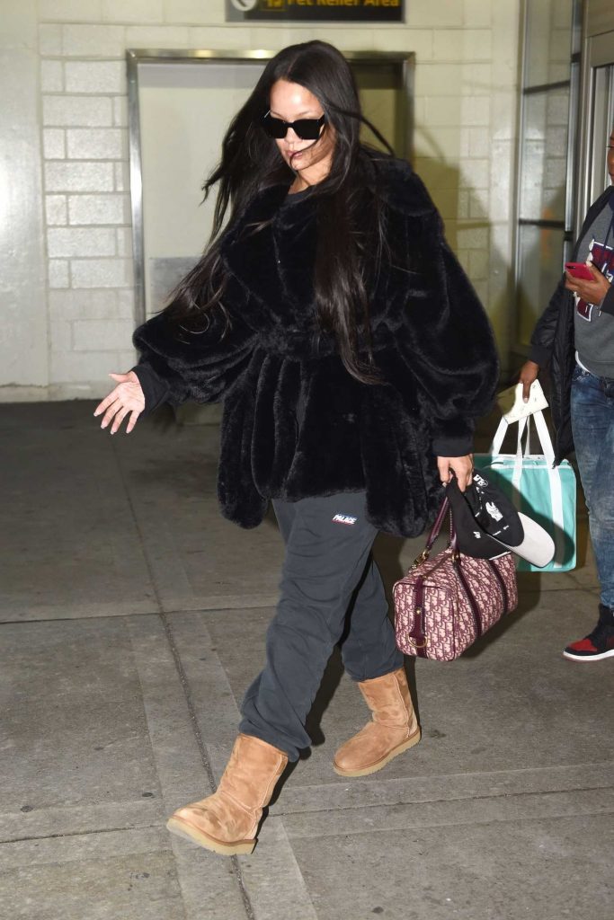 Rihanna Arrives at JFK Airport in NYC-4