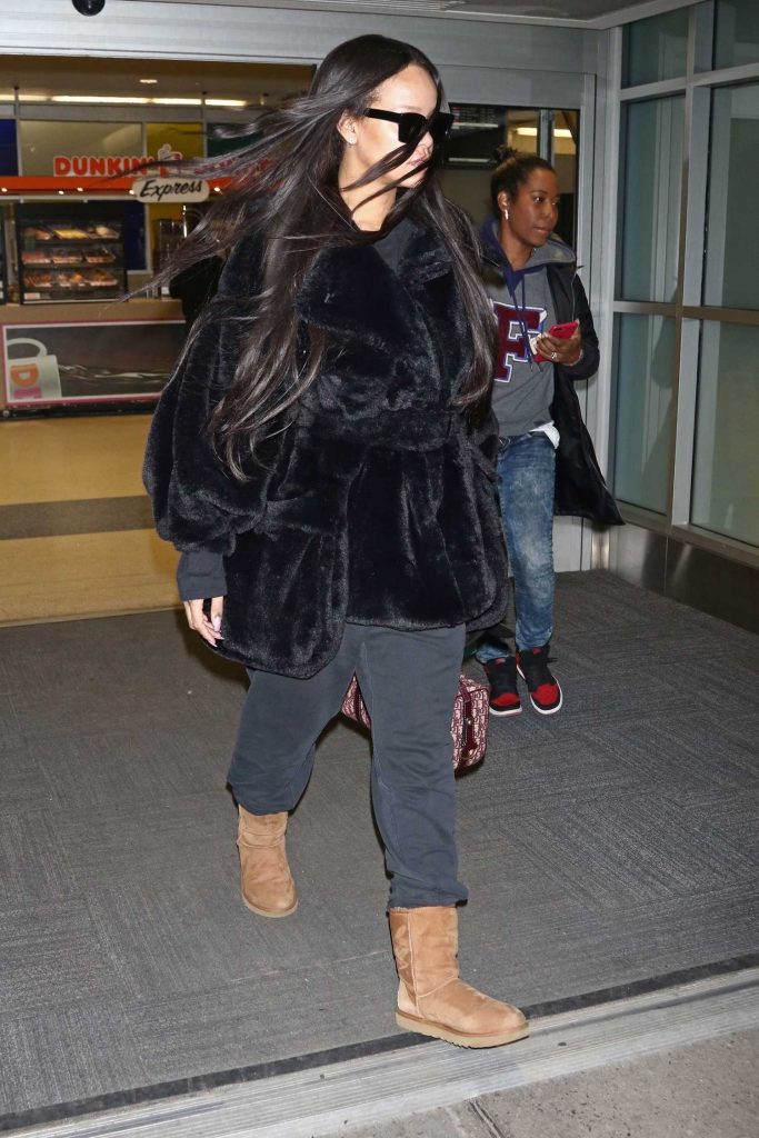 Rihanna Arrives at JFK Airport in NYC-5