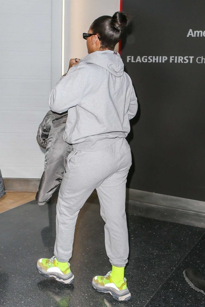 Rihanna Was Spotted at JFK Airport in NYC-5