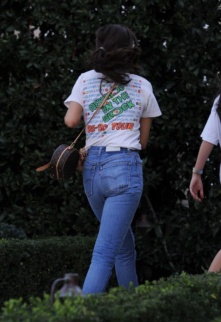 Selena Gomez Visits a Friends House in Los Angeles-4