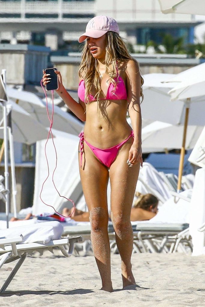 Alexa Dellanos Wears a Pink Bikini on the Beach in Miami-1