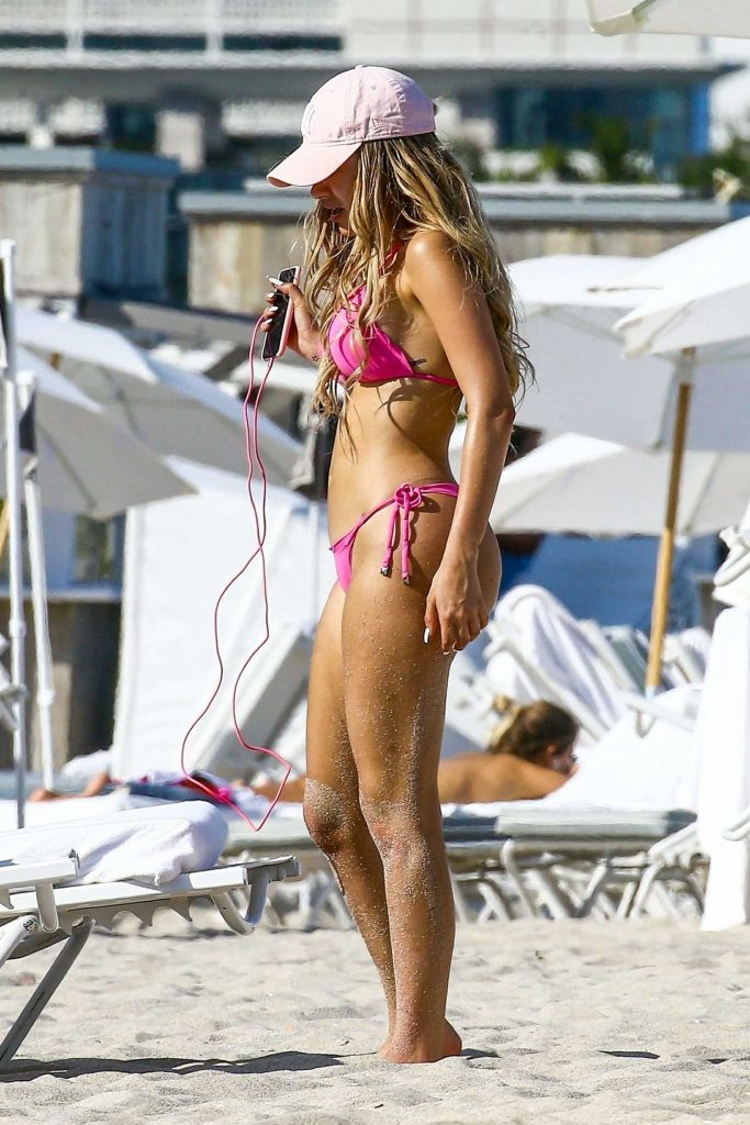 Alexa Dellanos Wears a Pink Bikini on the Beach in Miami-4