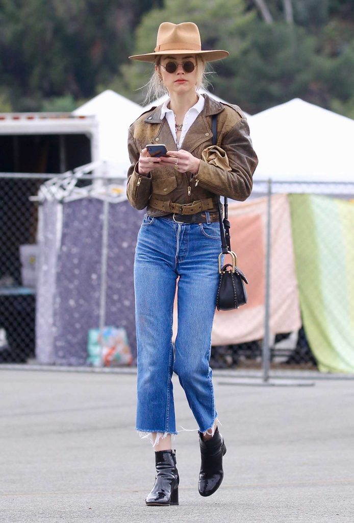 Amber Heard Arrives at the Silverlake Farmers' Market in Los Angeles-2