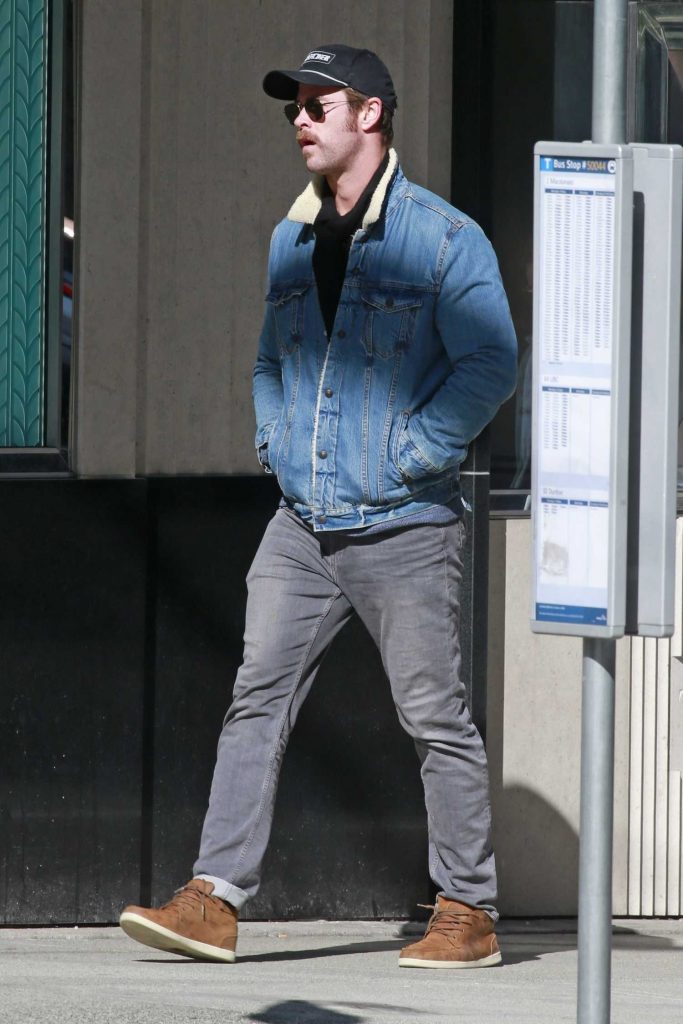 Chris Hemsworth Was Spotted Out in Vancouver-5