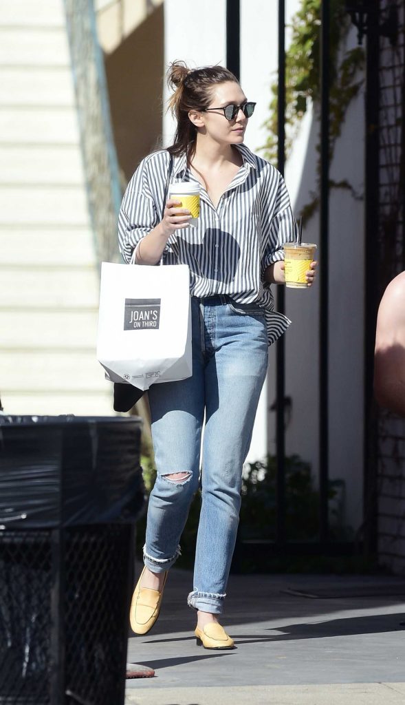 Elizabeth Olsen Grabs a Couple Coffee Drinks in Los Angeles-1