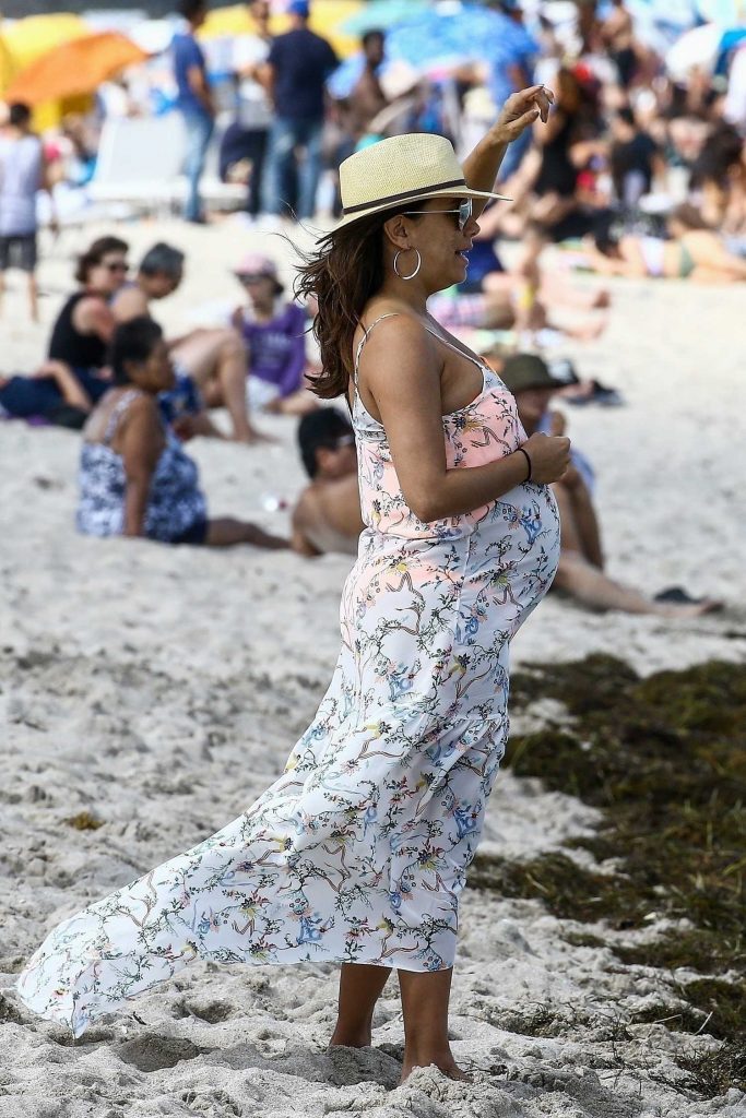 Eva Longoria Was Seen on the Beach in Miami-3