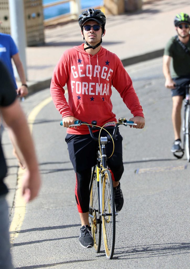 Joe Jonas Rides a Bicycle at Bondi Beach in Sydney-2
