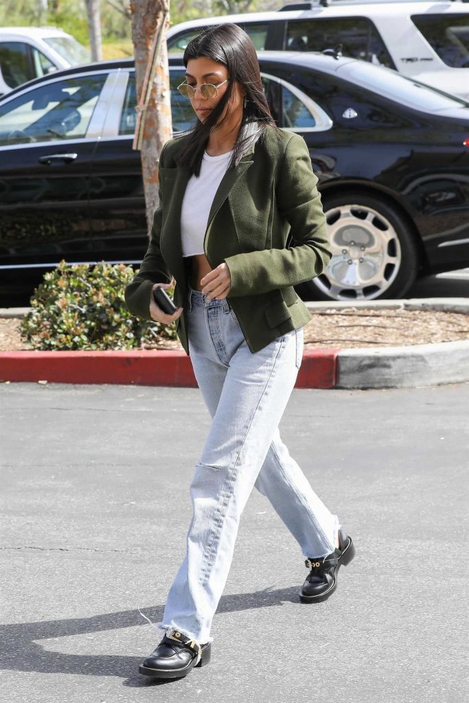 Kourtney Kardashian Arrives at the Grocery Store in Calabasas-3