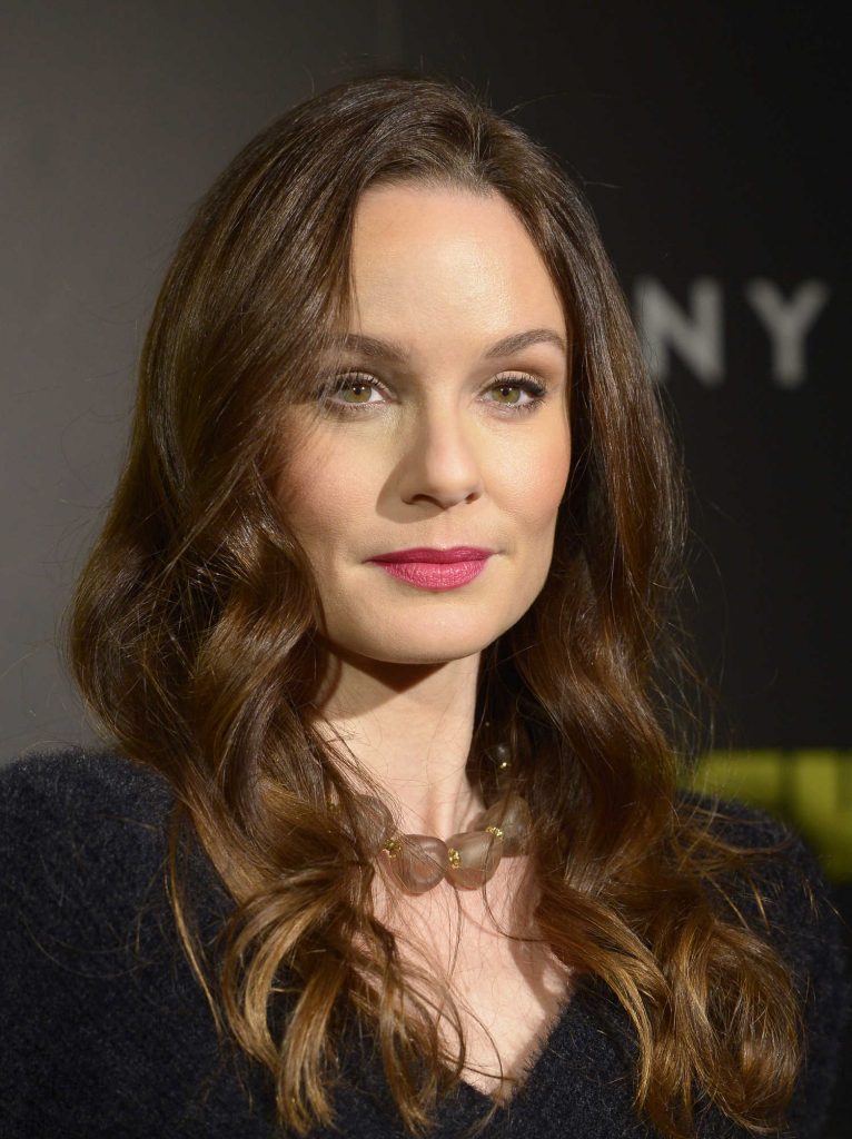 Sarah Wayne Callies Attends Colony Photocall at Santo Mauro Hotel in Madrid-5