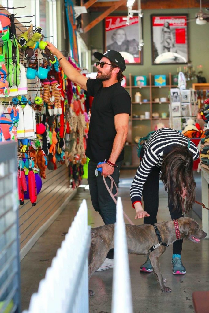 Alexandra Daddario and Zac Efron are Shopping for Their Dogs in Los Angeles-2