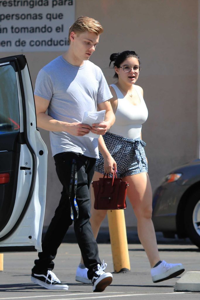 Ariel Winter Heads to the DMV with Her Boyfriend in Los Angeles-2