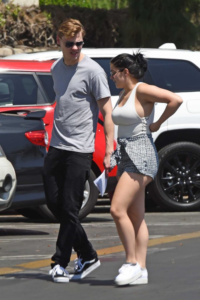 Ariel Winter Heads to the DMV with Her Boyfriend in Los Angeles-4