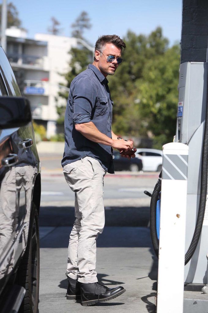 Josh Duhamel Stops at a Gas Station in Brentwood-1