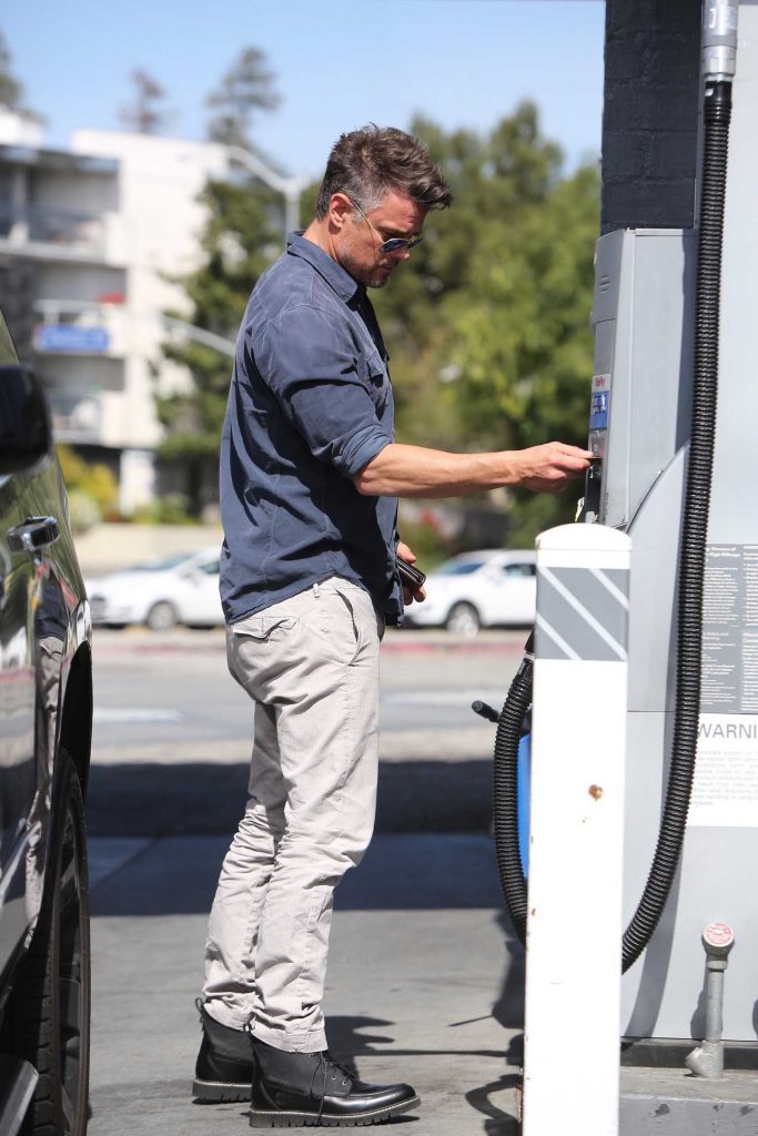 Josh Duhamel Stops at a Gas Station in Brentwood-2