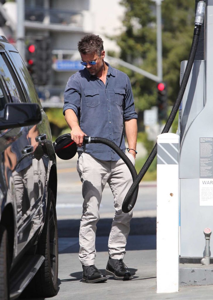Josh Duhamel Stops at a Gas Station in Brentwood-3
