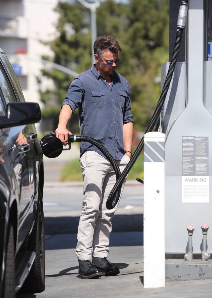 Josh Duhamel Stops at a Gas Station in Brentwood-4