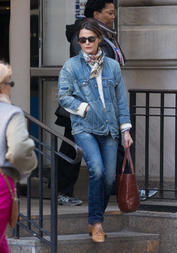 Keri Russell Takes Out Some Cash from Citi Bank Branch in Brooklyn-2