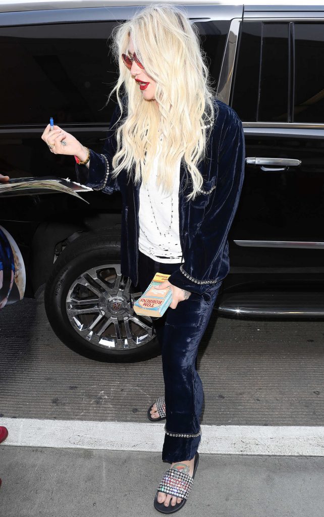 Kesha Arrives at LAX International Airport in Los Angeles-4