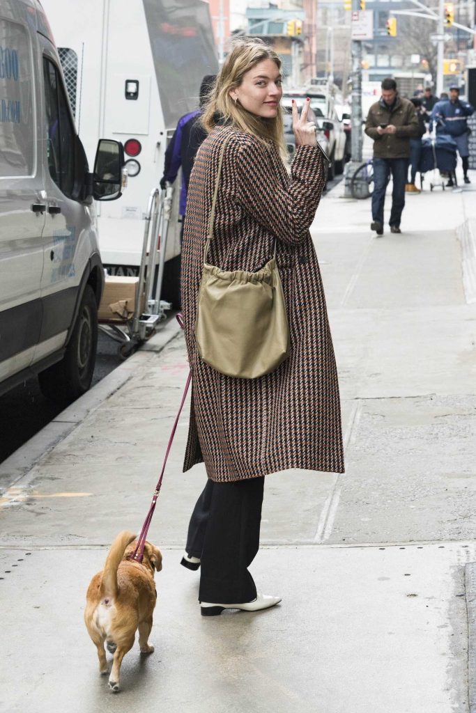 Martha Hunt Takes Her Dog Out for a Walk in NYC-5