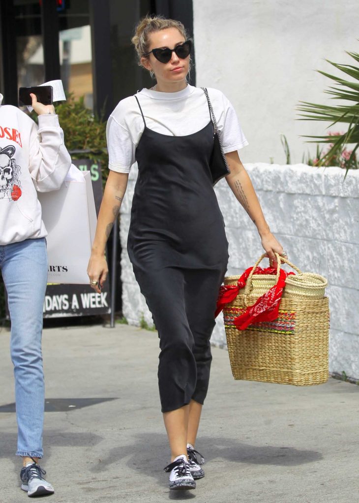 Miley Cyrus Goes Shopping Along Ventura Pl at Jill Roberts Boutique in Studio City-2
