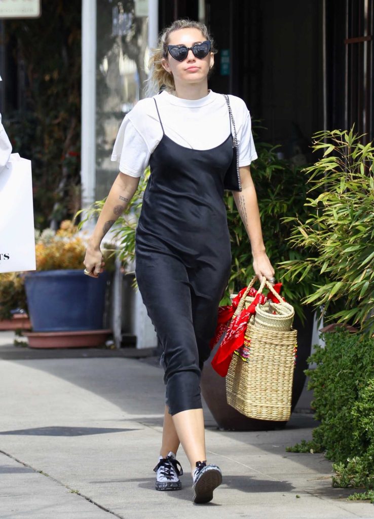 Miley Cyrus Goes Shopping Along Ventura Pl at Jill Roberts Boutique in Studio City-4