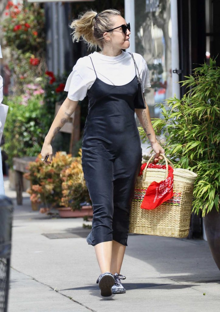 Miley Cyrus Goes Shopping Along Ventura Pl at Jill Roberts Boutique in Studio City-5