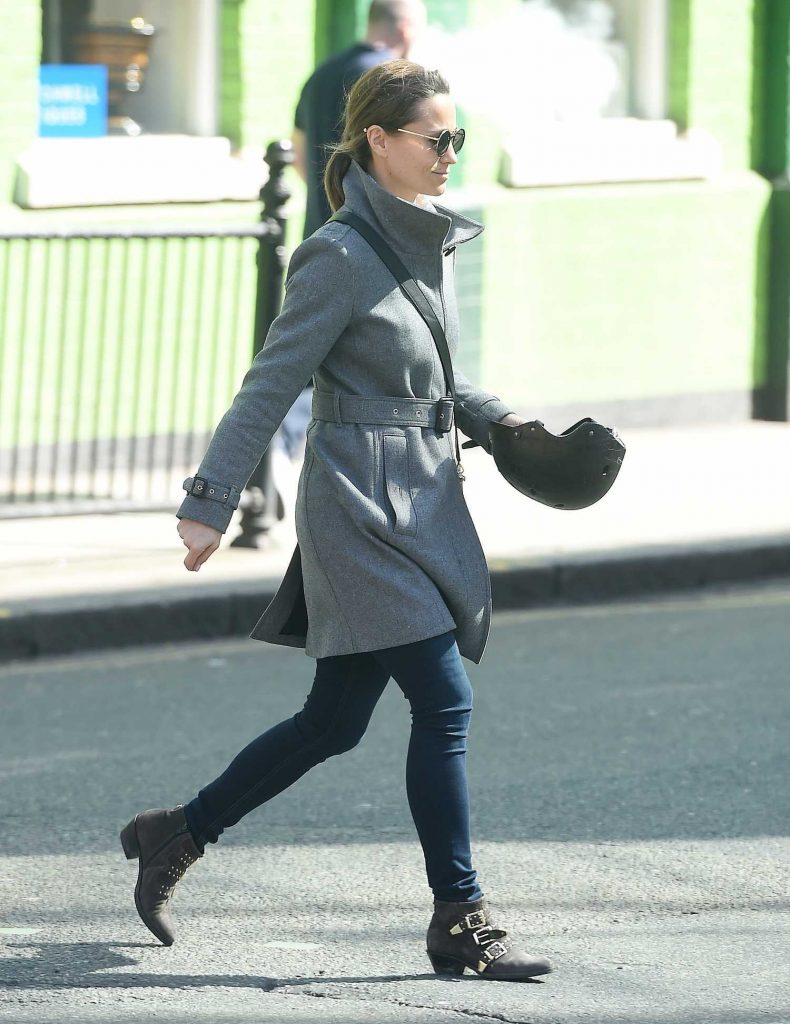 Pippa Middleton Was Seen Out in London-2