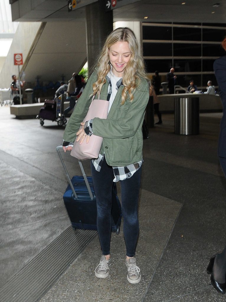 Amanda Seyfried Arrives to LAX Airport in Los Angeles-2