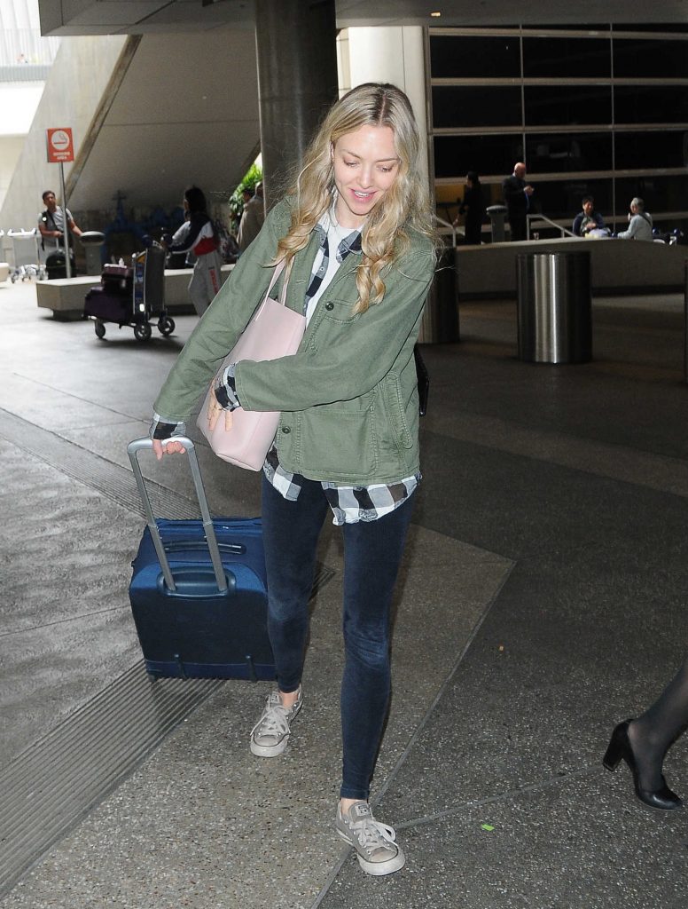 Amanda Seyfried Arrives to LAX Airport in Los Angeles-3