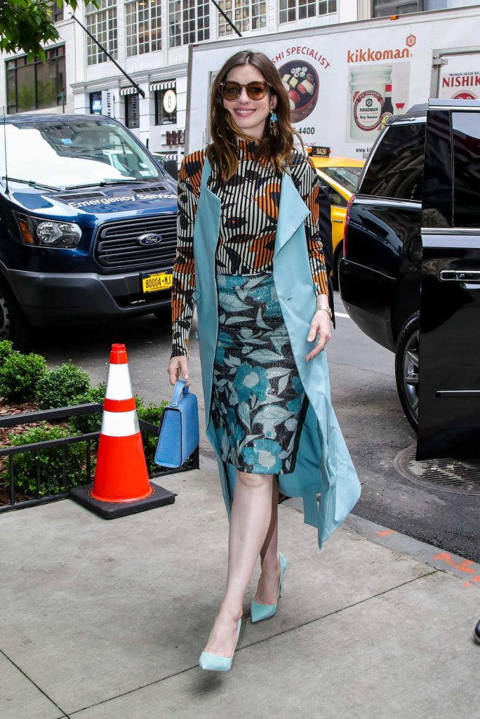 Anne Hathaway Arrives at Her Manhattan Hotel-3